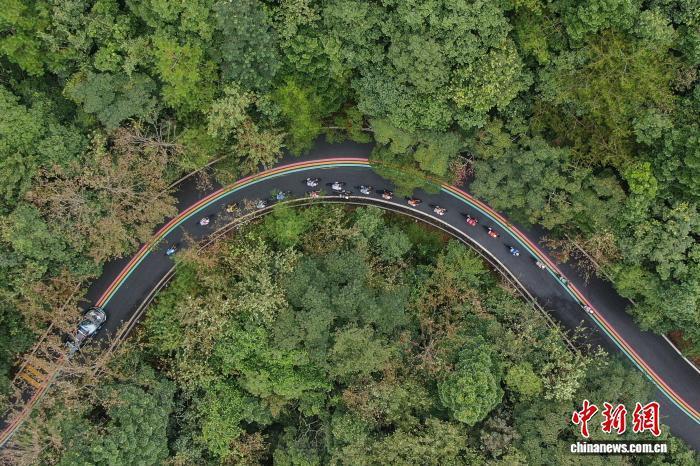 PcbcL, SKNKk, 公路上经过